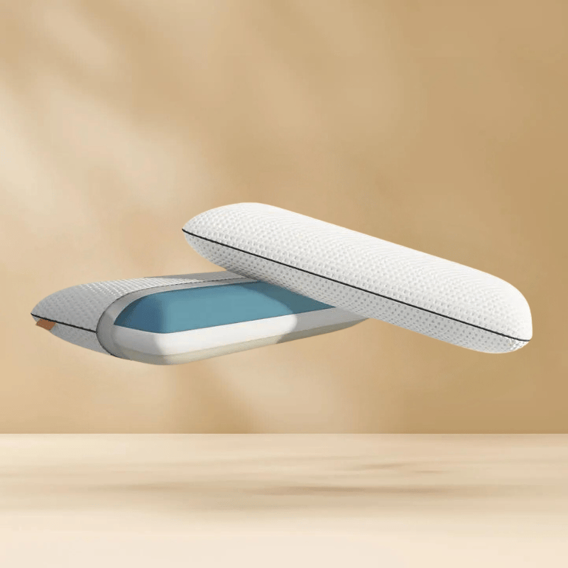 Deux coussins modernes avec une housse texturée blanche et une couche intérieure bleue flottent sur un fond beige. Un badge circulaire en français en bas à droite indique Oreiller le plus vendu Emma.